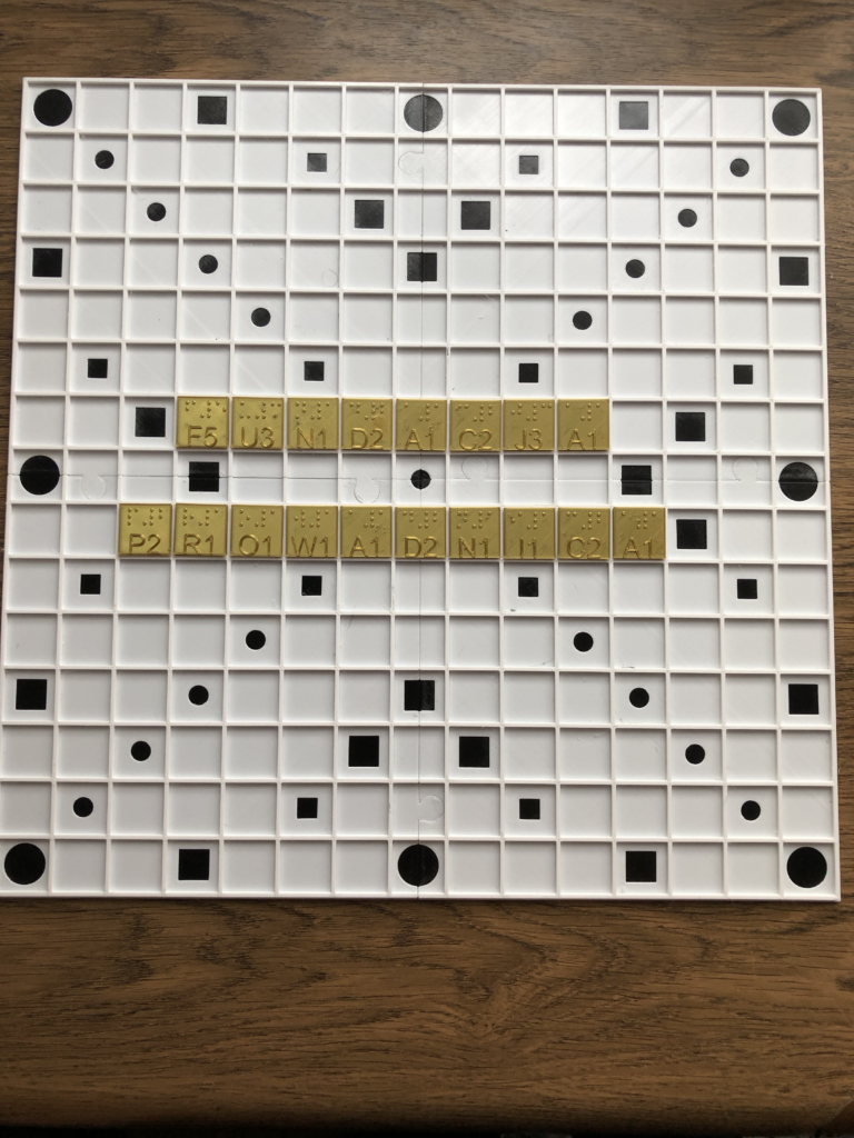 Scrabble, plansza Plansza do Scrabbli składa się z białych pól. Na niektórych polach czarne, geometryczne wzory oznaczają pola bonusowe.