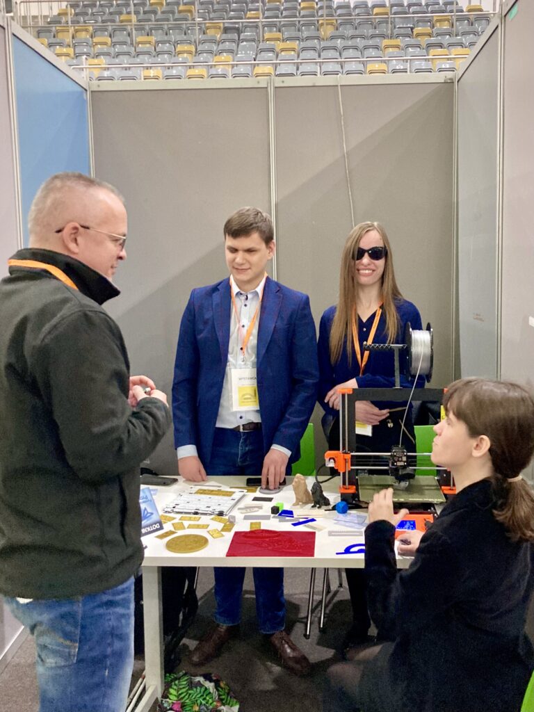 TargiOpole3 Pierwszy dzień Targów Dostępności. Trwa rozmowa z jednym z gości.