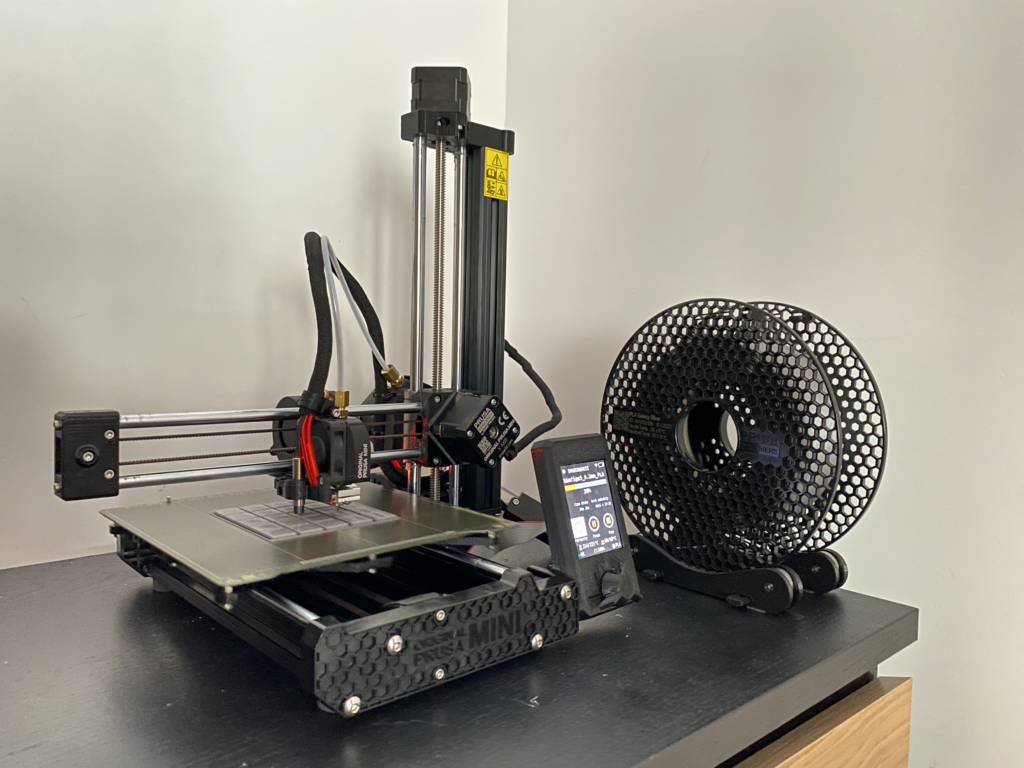 Drukarka Original Prusa Mini+ podczas drukowania