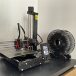 Drukarka Original Prusa Mini+ podczas drukowania