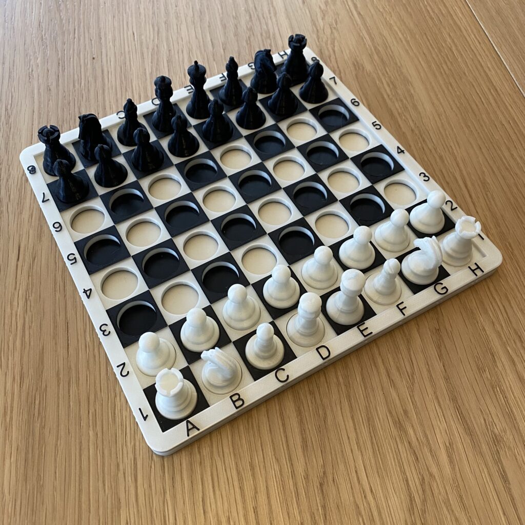 Szachownica z ustawionymi figurami Szachownica z ustawionymi figurami w pozycji wyjściowej.