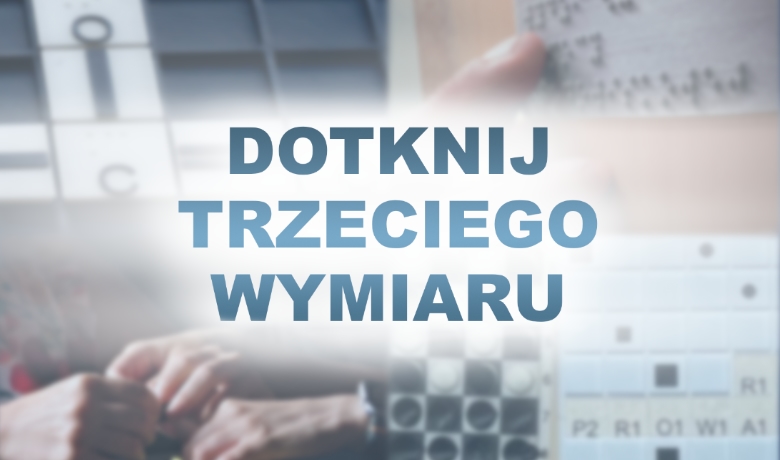 Tekst 3d "Dotknij Trzeciego Wymiaru" na tle wydruków dotykanych przez dłonie