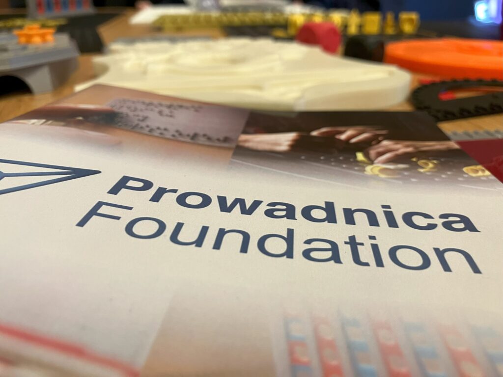 widok z bliska angielskiego loga Prowadnica Foundation na ulotce