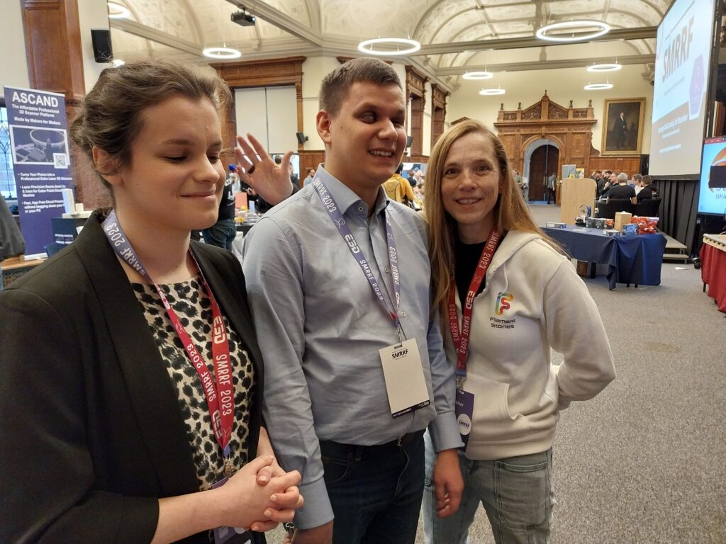 Julita, Dawid i Magda stoją na tle sali wystawowej