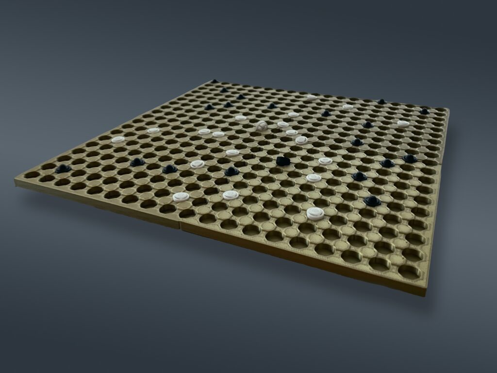 Go, plansza z pionkami, pod kątem w przestrzeni wirtualnej Plansza do gry w go widziana pod kątem, na planszy 19 linii i 19 kolumn tworzy pola, w części z nich włożone są białe i czarne kamienie symbolizowane przez niewielkie półsfery.