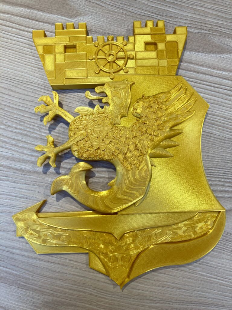 Herb Darłowa Tarcza herbowa Darłowa podzielona jest na dwie części. W górnej znajduje się wizerunek rybogryfa, w dolnej zaś dwie zbiegające rzeki. Herb wieńczą dwie wieże z młyńskim kołem między nimi.