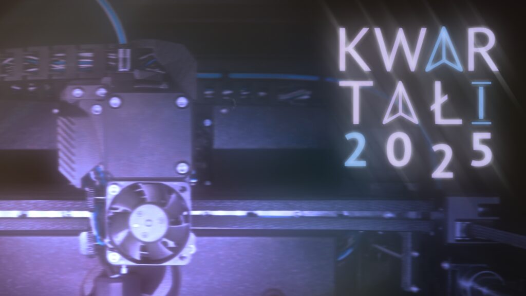 W ciemnym pomieszczeniu oświetlonym dyskretnym fioletowym światłem pracuje drukarka Core one, ma dwa załadowane filamenty: niebieski i biały; w prawym górnym rogu grafiki neonowy napis „Kwartał 1 2025.” Litery „a” w napisie wyglądają jak postawione pionowo samolociki.